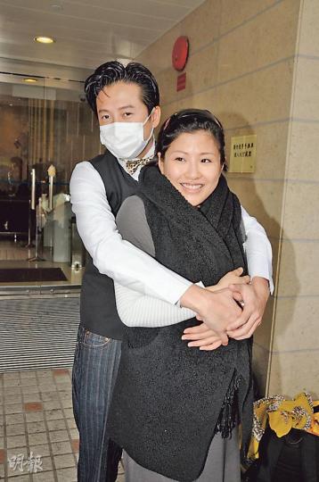 洪天明執到正到醫院接老婆周家蔚,兩人更糖黐豆攬實會傳媒。(攝影﹕孫華中) 洪天明執到正到醫院接老婆周家蔚,兩人更糖黐豆攬實會傳媒。(攝影﹕孫華中)