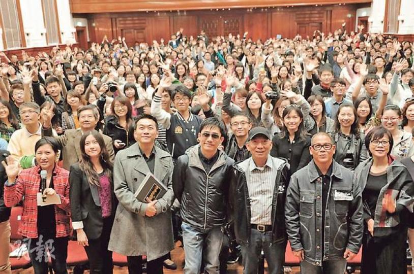 偉仔、袁和平、劉家勇到港大跟逾千名學生講《一代宗師》戲經。(攝影﹕鍾偉茵)梁朝偉親自出動到戲院謝票,又為醒獅點睛。 (攝影﹕鍾偉茵) 偉仔、袁和平、劉家勇到港大跟逾千名學生講《一代宗師》戲經。(攝影﹕鍾偉茵)梁朝偉親自出動到戲院謝票,又為醒獅點睛。 (攝影﹕鍾偉茵)