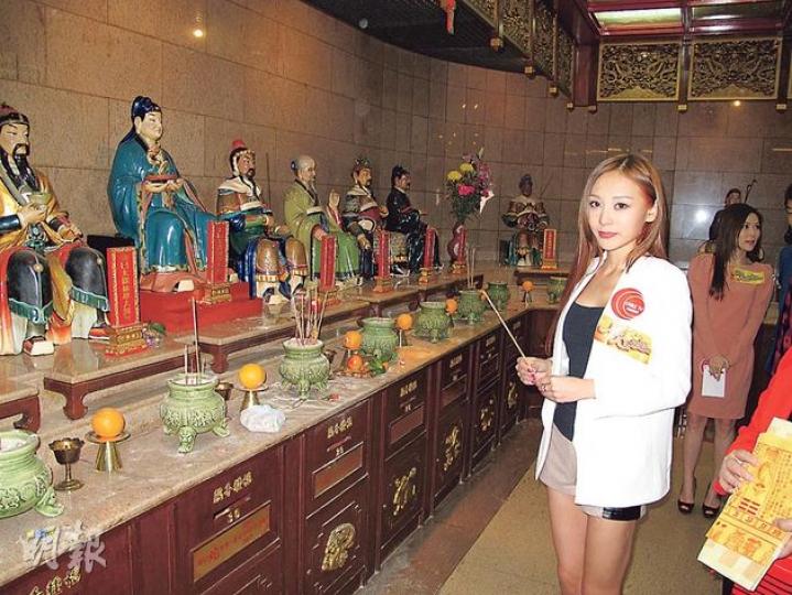 Jeana在師傅指導下攝太歲,並誠心許下新年願望。(攝影/記者:唐嘉晞) Jeana在師傅指導下攝太歲,並誠心許下新年願望。(攝影/記者:唐嘉晞)