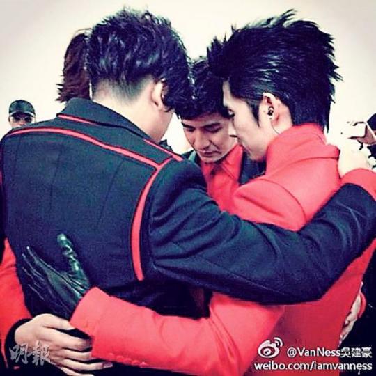 四子演出前圍着祈禱,希望演出順利。(微博圖片) 四子演出前圍着祈禱,希望演出順利。(微博圖片)