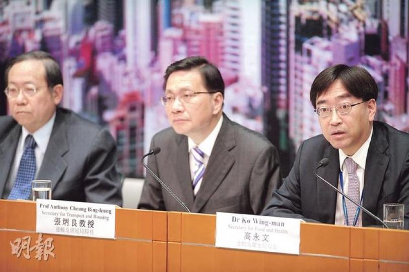 政府昨日下午召開跨部門記者會,高調宣布措施打擊奶粉水貨,以確保本港父母可為嬰兒購得奶粉。未知是否因為連日來不斷開會,食物及衛生局長高永文(右一)在記者會上疲態畢露,不時要記者重複提問。右起為高永文、運輸及房屋局長張炳良和保安局長黎棟國。(尹錦恩攝) 政府昨日下午召開跨部門記者會,高調宣布措施打擊奶粉水貨,以確保本港父母可為嬰兒購得奶粉。未知是否因為連日來不斷開會,食物及衛生局長高永文(右一)在記者會上疲態畢露,不時要記者重複提問。右起為高永文、運輸及房屋局長張炳良和保安局長黎棟國。(尹錦恩攝)