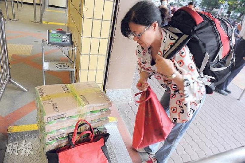上水等火車站限制乘客所攜行李不超過23公斤,但車站職員表示,水貨客用螞蟻搬家方式多次入閘,然後在車站內把貨物重新包裹,即就破解此限制。(劉焌陶攝) 上水等火車站限制乘客所攜行李不超過23公斤,但車站職員表示,水貨客用螞蟻搬家方式多次入閘,然後在車站內把貨物重新包裹,即就破解此限制。(劉焌陶攝)
