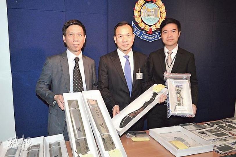 警方代號「擊狐」的反黑行動中,連日拘捕66名男女及檢獲大批武器等證物。有組織罪案及三合會調查科郭浩輝總警司(中)向記者講述案情,並展示行動中檢獲的利刀及電槍等武器。(衛永康攝)圖為一個用作追債時威嚇債仔「剃頭」的修髮器。(衛永康攝) 警方代號「擊狐」的反黑行動中,連日拘捕66名男女及檢獲大批武器等證物。有組織罪案及三合會調查科郭浩輝總警司(中)向記者講述案情,並展示行動中檢獲的利刀及電槍等武器。(衛永康攝)圖為一個用作追債時威嚇債仔「剃頭」的修髮器。(衛永康攝)