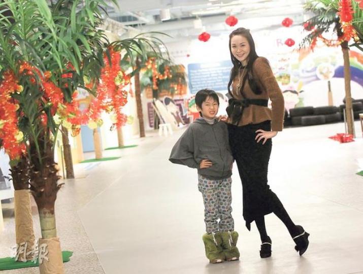 昔日不懂走路的「豆腐花」Boden(左),如今與曾是兼職模特兒的媽媽Dayna(右)一起「行貓步」也不失台型,對Dayna而言是很大成就。(李澤彤攝) 昔日不懂走路的「豆腐花」Boden(左),如今與曾是兼職模特兒的媽媽Dayna(右)一起「行貓步」也不失台型,對Dayna而言是很大成就。(李澤彤攝)