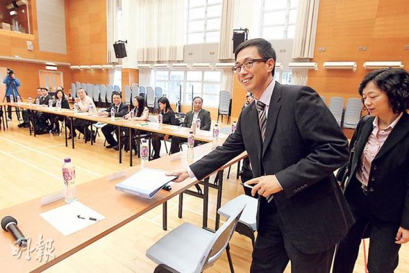 教育局副局長楊潤雄(前左)昨日到上水惠州公立學校與30多名北區校長代表會面,就北區學額不足問題,當局提出以村校擴建、加班及增加每班人數,但他會後指出,增加小一學額的具體數字仍有待落實。(李紹昌攝) 教育局副局長楊潤雄(前左)昨日到上水惠州公立學校與30多名北區校長代表會面,就北區學額不足問題,當局提出以村校擴建、加班及增加每班人數,但他會後指出,增加小一學額的具體數字仍有待落實。(李紹昌攝)