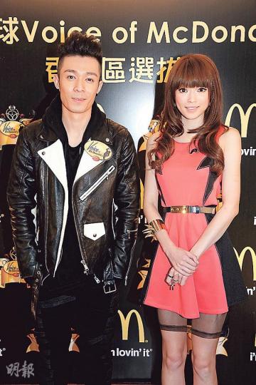 自言要憑「勞力」掙錢的連詩雅,前晚與周柏豪為歌唱比賽任評判及表演嘉賓。(攝影/記者﹕陳釗) 自言要憑「勞力」掙錢的連詩雅,前晚與周柏豪為歌唱比賽任評判及表演嘉賓。(攝影/記者﹕陳釗)