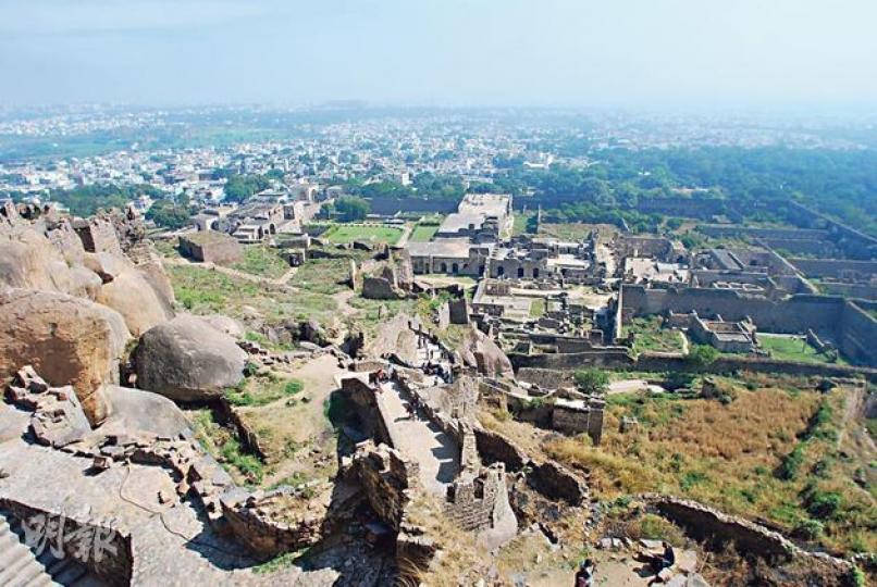 Golconda Fort依山而建,像個小城市,設有皇宮、監獄、市集、清真寺、印度寺等。登上了城堡頂,除了驗證了神奇的傳音系統外,風景更是漂亮開揚。(黃潔玲攝)Golconda Fort以傳聲聞名,站在山上,可聽到約1公里遠的拍掌聲。(黃潔玲攝)如今餘下的皇宮部分(黃潔玲攝)城堡建有長約11公里的城牆。(黃潔玲攝)Qutub Shahi的陵墓,建築巨型,風格精雕細琢,不說明,我們可能猜不出是陵墓。(黃潔玲攝)位於城堡東邊的Bala Hissar城門,頂上有孔雀和獅子,配有細緻花紋,屬印度教與伊斯 Golconda Fort依山而建,像個小城市,設有皇宮、監獄、市集、清真寺、印度寺等。登上了城堡頂,除了驗證了神奇的傳音系統外,風景更是漂亮開揚。(黃潔玲攝)Golconda Fort以傳聲聞名,站在山上,可聽到約1公里遠的拍掌聲。(黃潔玲攝)如今餘下的皇宮部分(黃潔玲攝)城堡建有長約11公里的城牆。(黃潔玲攝)Qutub Shahi的陵墓,建築巨型,風格精雕細琢,不說明,我們可能猜不出是陵墓。(黃潔玲攝)位於城堡東邊的Bala Hissar城門,頂上有孔雀和獅子,配有細緻花紋,屬印度教與伊斯