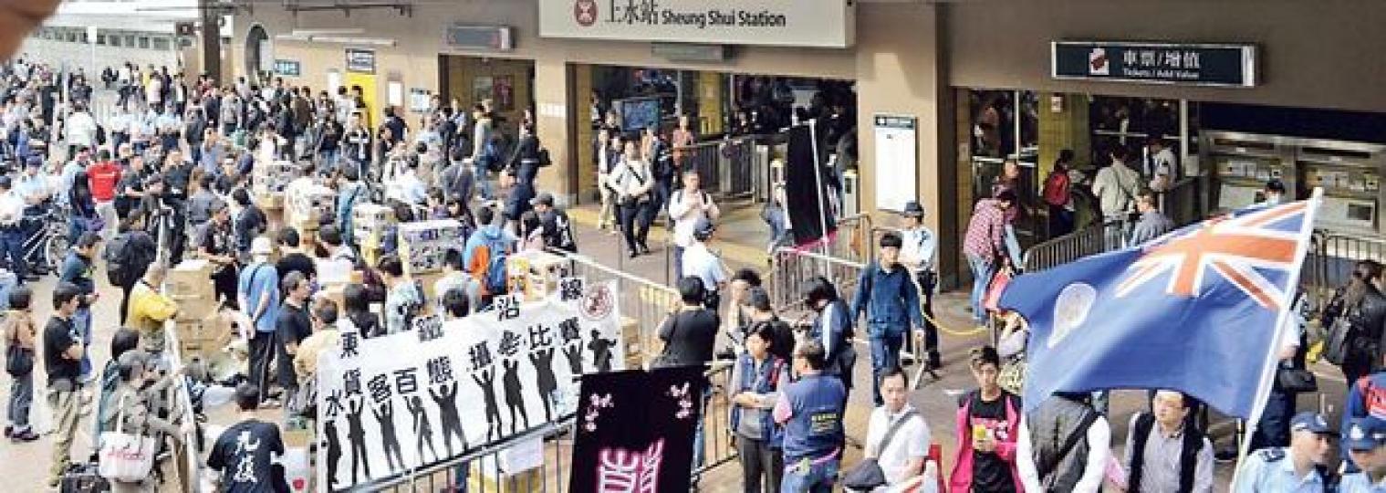 上水港鐵站的C出入口外,過往一直有大批水貨客排隊等候入閘乘車,昨日只見零星水貨客拖着手拉車或背囊進入月台,幾乎回復昔日上水站的景象;但也有水貨客選擇由上層閘口進入,未知是否想避開站外空地聚集的本地示威者,以及北區水貨客關注組的「東鐵沿線水貨客百態攝影比賽」頒獎禮。在場有大批警員維持秩序。(余俊亮攝)在特區政府擬修例限帶兩罐奶粉出境前,昨日繼續有內地水貨客帶同多罐奶粉過關,未擔心被深圳海關截查。(余俊亮攝)(明報製圖) 上水港鐵站的C出入口外,過往一直有大批水貨客排隊等候入閘乘車,昨日只見零星水貨客拖着手拉車或背囊進入月台,幾乎回復昔日上水站的景象;但也有水貨客選擇由上層閘口進入,未知是否想避開站外空地聚集的本地示威者,以及北區水貨客關注組的「東鐵沿線水貨客百態攝影比賽」頒獎禮。在場有大批警員維持秩序。(余俊亮攝)在特區政府擬修例限帶兩罐奶粉出境前,昨日繼續有內地水貨客帶同多罐奶粉過關,未擔心被深圳海關截查。(余俊亮攝)(明報製圖)