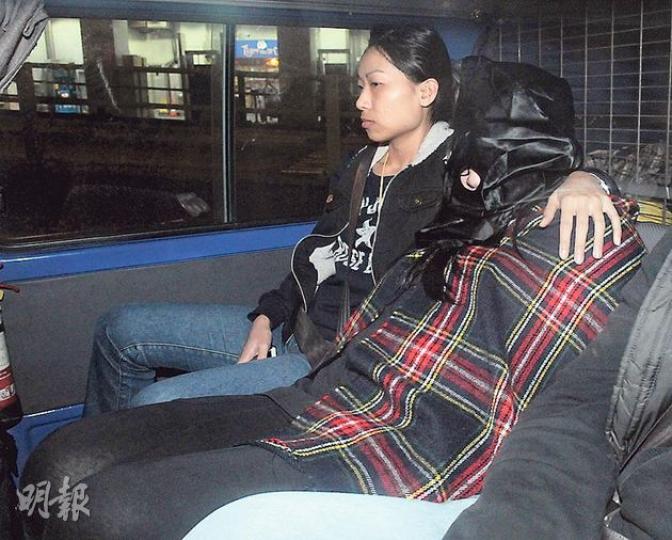 「旅行團運毒案」兩女一男疑犯在機場被捕，據悉3人為朋友，其中一男一女更假扮情侶圖掩人耳目，圖為其中一名被捕女疑犯。（蔡方山攝）