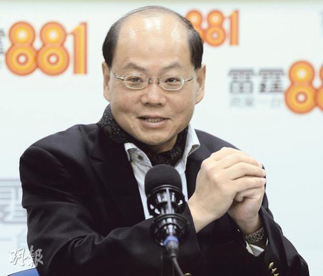 警務處長曾偉雄昨出席電台節目時表示對政治不感興趣,亦不會為了獲得中央官位而偏袒任何一方,強調自己會不偏不倚,但沒有明確承諾退休後不會擔任中央公職。(余俊亮攝) 警務處長曾偉雄昨出席電台節目時表示對政治不感興趣,亦不會為了獲得中央官位而偏袒任何一方,強調自己會不偏不倚,但沒有明確承諾退休後不會擔任中央公職。(余俊亮攝)