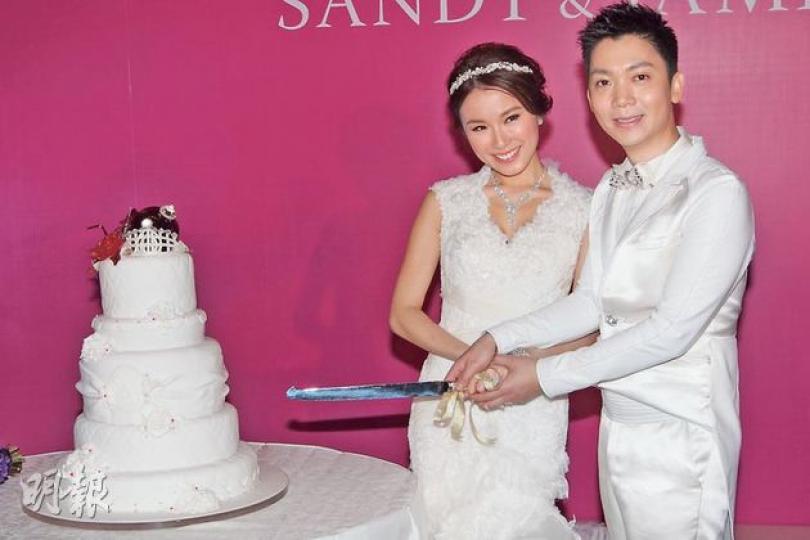 為配合劉倩婷的港姐身分,連結婚蛋糕也有港姐后冠,李丞責真有心思。(攝影:梁迺楠)李丞責與劉倩婷情深一吻,溫馨甜蜜。(攝影:梁迺楠)接新娘時出動6架電單車開路,認真架勢。(攝影:梁迺楠)劉德華抽空恭賀,吸引一眾賓客爭相邀合照,風頭蓋過一對新人。(攝影:梁迺楠)簽過一紙婚書,李丞責與劉倩婷正式成為夫妻。(攝影:梁迺楠)劉倩婷全身金器,李丞責則穿著繡上龍圖案的中式禮服,襯到絕!(攝影:梁迺楠)曾志偉也出席婚宴。(攝影:梁迺楠)栢芝媽盛裝現身,搶鏡度不遜一對新人。(攝影:梁迺楠)王浩信與太太陳自瑤撇下囡 為配合劉倩婷的港姐身分,連結婚蛋糕也有港姐后冠,李丞責真有心思。(攝影:梁迺楠)李丞責與劉倩婷情深一吻,溫馨甜蜜。(攝影:梁迺楠)接新娘時出動6架電單車開路,認真架勢。(攝影:梁迺楠)劉德華抽空恭賀,吸引一眾賓客爭相邀合照,風頭蓋過一對新人。(攝影:梁迺楠)簽過一紙婚書,李丞責與劉倩婷正式成為夫妻。(攝影:梁迺楠)劉倩婷全身金器,李丞責則穿著繡上龍圖案的中式禮服,襯到絕!(攝影:梁迺楠)曾志偉也出席婚宴。(攝影:梁迺楠)栢芝媽盛裝現身,搶鏡度不遜一對新人。(攝影:梁迺楠)王浩信與太太陳自瑤撇下囡