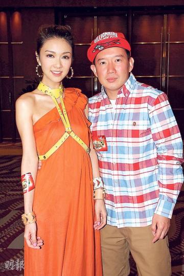 薛凱琪不斷被杜汶澤狂窒身材,不過她已習慣。(攝影:梁迺楠)毛舜筠與吳君如相隔19年再合作依然有默契。(攝影:梁迺楠)薛凱琪上載與鄭中基在電影《百星酒店》的結婚照,她彎低身谷胸露出罕有的事業線,她搞笑地說:「如果我的結婚照真是這樣,我應該會哭!」(微博圖片)身穿素服的熊黛林因丁父憂關係,不接受訪問。(攝影:梁迺楠)鄭中基偕太太余思敏拍拖出席首映禮,非常恩愛。(攝影:梁迺楠) 薛凱琪不斷被杜汶澤狂窒身材,不過她已習慣。(攝影:梁迺楠)毛舜筠與吳君如相隔19年再合作依然有默契。(攝影:梁迺楠)薛凱琪上載與鄭中基在電影《百星酒店》的結婚照,她彎低身谷胸露出罕有的事業線,她搞笑地說:「如果我的結婚照真是這樣,我應該會哭!」(微博圖片)身穿素服的熊黛林因丁父憂關係,不接受訪問。(攝影:梁迺楠)鄭中基偕太太余思敏拍拖出席首映禮,非常恩愛。(攝影:梁迺楠)
