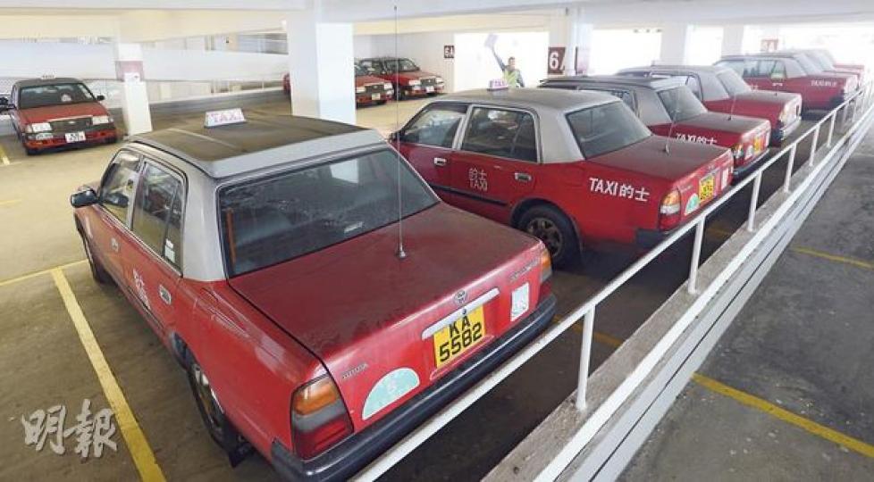 尖沙嘴中間道政府停車場5至7樓共停放了19輛閒置的士,其中15輛積滿灰塵,圖為6樓一層已泊了10輛的士。(明報記者攝)本報翻查運輸署紀錄,發現當中10輛閒置的士,來自忠誠車行及其關聯公司和人士,不過車行董事總經理鄭克和否認囤積,稱只是司機放假。(明報記者攝)(明報製圖) 尖沙嘴中間道政府停車場5至7樓共停放了19輛閒置的士,其中15輛積滿灰塵,圖為6樓一層已泊了10輛的士。(明報記者攝)本報翻查運輸署紀錄,發現當中10輛閒置的士,來自忠誠車行及其關聯公司和人士,不過車行董事總經理鄭克和否認囤積,稱只是司機放假。(明報記者攝)(明報製圖)