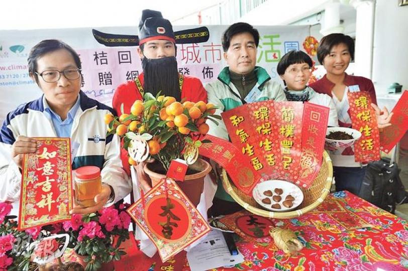 大埔環保會計劃今年回收1500盆年桔,並分別將種植於該會的鳳園蝴蝶保育區及轉贈予有需要的農場。行政總裁邱榮光(左三)建議市民可考慮將家中年桔保留並繼續種植,避免浪費。(鄧宗弘攝) 大埔環保會計劃今年回收1500盆年桔,並分別將種植於該會的鳳園蝴蝶保育區及轉贈予有需要的農場。行政總裁邱榮光(左三)建議市民可考慮將家中年桔保留並繼續種植,避免浪費。(鄧宗弘攝)
