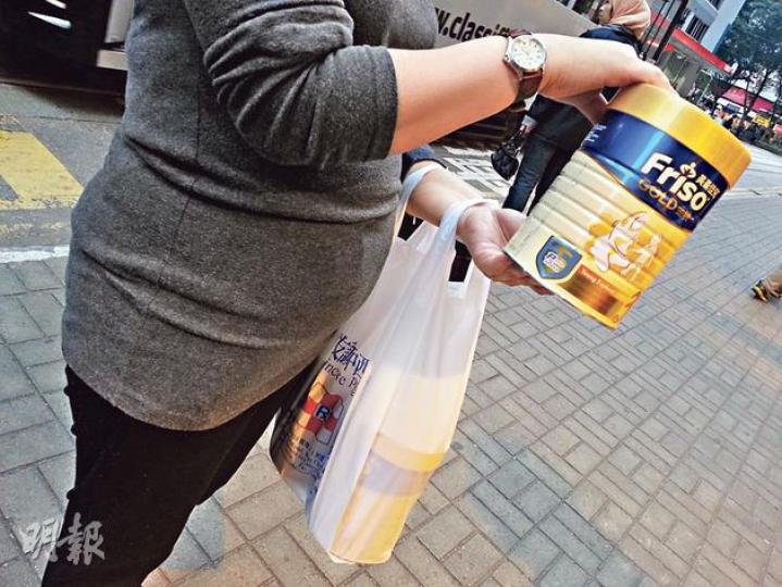 灣仔街坊鄧太昨一舉買下6罐美素佳兒3號及4號「大仔奶粉」,她為免農曆新年期間太多人搶購,故預早為其3歲兒子多買幾罐存貨。(梁杏怡攝) 灣仔街坊鄧太昨一舉買下6罐美素佳兒3號及4號「大仔奶粉」,她為免農曆新年期間太多人搶購,故預早為其3歲兒子多買幾罐存貨。(梁杏怡攝)