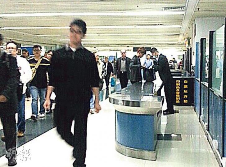 本報記者昨帶了3罐奶粉過關,並沒有被深圳公安截查,只見公安抽查帶行李較多的過關者。(明報記者攝)食物及衛生局長高永文表示,當局暫不會考慮讓兒童帶奶粉,免他們被水貨客利用,並會密切監察奶粉及其他日用品供應情况。(尹錦恩攝) 本報記者昨帶了3罐奶粉過關,並沒有被深圳公安截查,只見公安抽查帶行李較多的過關者。(明報記者攝)食物及衛生局長高永文表示,當局暫不會考慮讓兒童帶奶粉,免他們被水貨客利用,並會密切監察奶粉及其他日用品供應情况。(尹錦恩攝)