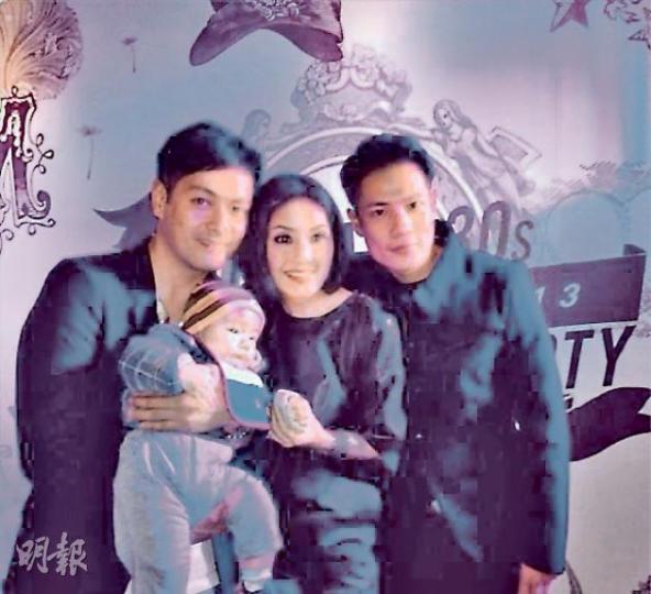 楊千嬅與丁子高帶着Torres與賓客合照,千嬅拖實囝囝手仔。(微博圖片)汪詩詩在微博分享與丈夫甄子丹及壽星女楊千嬅合照。(微博圖片) 楊千嬅與丁子高帶着Torres與賓客合照,千嬅拖實囝囝手仔。(微博圖片)汪詩詩在微博分享與丈夫甄子丹及壽星女楊千嬅合照。(微博圖片)