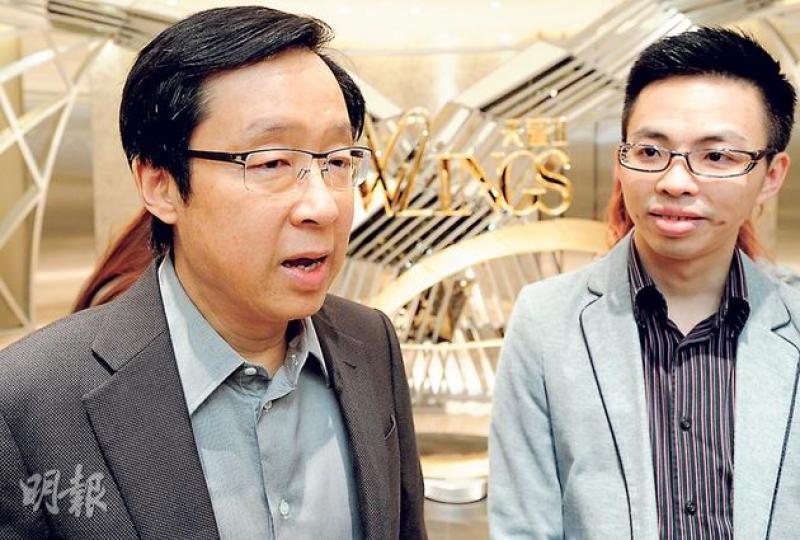 新地副董事總經理雷霆(左)稱,天晉2期至今累沽逾600伙,套現60億。圖右為新地代理助理總經理陳漢麟。(尹錦恩攝) 新地副董事總經理雷霆(左)稱,天晉2期至今累沽逾600伙,套現60億。圖右為新地代理助理總經理陳漢麟。(尹錦恩攝)