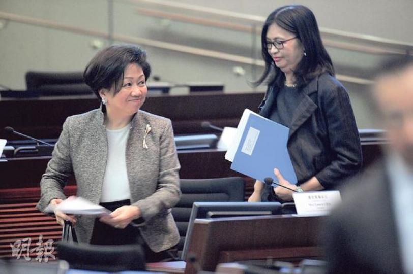金發局昨日首次上立法會匯報，主席查史美倫（左）表明金發局暫不以有限公司形式成立。旁為財庫局副局長梁鳳儀。（尹錦恩攝）