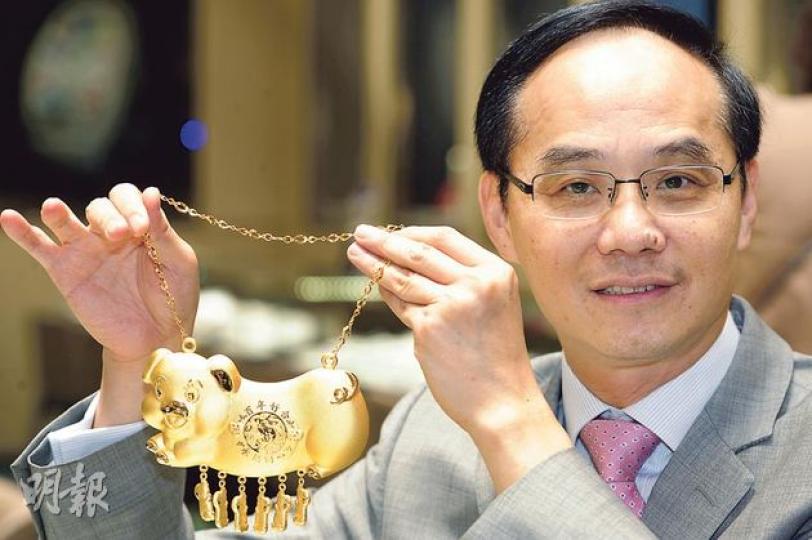 黃紹基認為,年輕人外表再新潮,心底總不離愛福氣這一傳統想法。他以手中的金豬牌為例,當人人覺得這樣的傳統掛飾難以令年輕人受落,它偏偏是店內最受年輕顧客歡迎的結婚產品。(尹錦恩攝) 黃紹基認為,年輕人外表再新潮,心底總不離愛福氣這一傳統想法。他以手中的金豬牌為例,當人人覺得這樣的傳統掛飾難以令年輕人受落,它偏偏是店內最受年輕顧客歡迎的結婚產品。(尹錦恩攝)