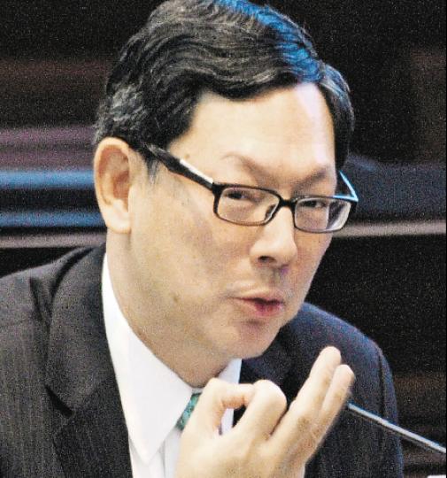 金管局總裁陳德霖昨以家庭債務佔GDP比率接近歷史新高為由,呼籲市民貸款置業須三思。(尹錦恩攝) 金管局總裁陳德霖昨以家庭債務佔GDP比率接近歷史新高為由,呼籲市民貸款置業須三思。(尹錦恩攝)