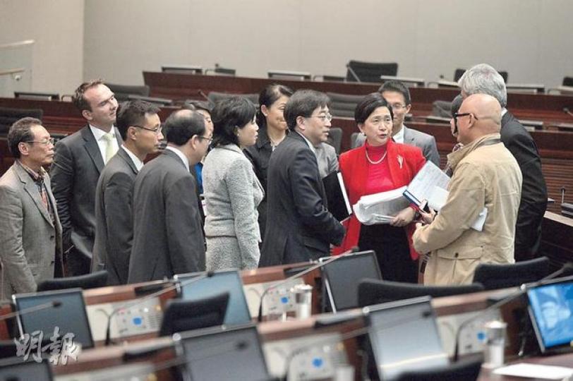 立法會食物安全及環境衛生事務委員會召開特別會議，七大奶粉商出席回應奶粉供應問題，左二為代表美素佳兒的菲仕蘭坎皮納（香港）有限公司總經理Arnoud van den Berg。由於議員提問眾多，會議加長了約半小時，散會後食衛局長高永文（右三）主動走前，與奶粉商代表及議員「再傾一會」。（鄧宗弘攝）港九藥房總商會理事長劉愛國透露，美贊臣及美素佳兒要求小型藥房須「綑綁式」訂購各階段奶粉，不能只訂需求較大的1號及3號奶粉。（鄧宗弘攝）（明報製圖）