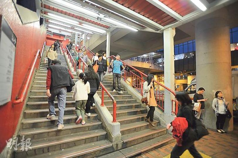 田北辰表示,港鐵初步答允可用1億元中的3200萬元,將港鐵站A4出口的樓梯改建為扶手電梯,但方案仍有待區議會決定是否採納。(盧翊銘攝) 田北辰表示,港鐵初步答允可用1億元中的3200萬元,將港鐵站A4出口的樓梯改建為扶手電梯,但方案仍有待區議會決定是否採納。(盧翊銘攝)