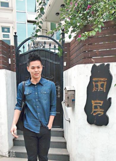 夏雨兒子黃俊銘事發後在寓所外講述按倒一名賊人後,被另一賊從暗處撲出撞開逃脫。(林智傑攝) 夏雨兒子黃俊銘事發後在寓所外講述按倒一名賊人後,被另一賊從暗處撲出撞開逃脫。(林智傑攝)