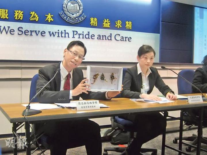 商罪科高級督察簡志韶(圖左)指出,有寶藥黨將每隻價值約80至800元的爬蟲類(白盒內)當珍貴藥材出售,一轉手可售千元或以上,提醒市民若要購買補藥,應到信譽良好商店。(錢瑋琪攝) 商罪科高級督察簡志韶(圖左)指出,有寶藥黨將每隻價值約80至800元的爬蟲類(白盒內)當珍貴藥材出售,一轉手可售千元或以上,提醒市民若要購買補藥,應到信譽良好商店。(錢瑋琪攝)