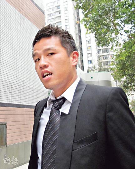 甲組足球員哈成智（圖）涉賄賂股票經紀受審，為避記者追訪與其他被告走後門離開法庭。（余卓善攝）
