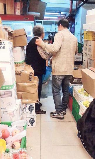 佳寶早上發生兩宗盜竊案後，記者到場採訪時碰見一名年約70歲老婦，亦疑因偷竊被一名男子截住，再引領入職員房調查。（鍾炳然攝）北角春秧街佳寶食品超級巿場昨早接連發生偷竊案，大批長者和街坊光顧，店內各處共有7部閉路電視和防盜鏡。（鍾炳然攝）