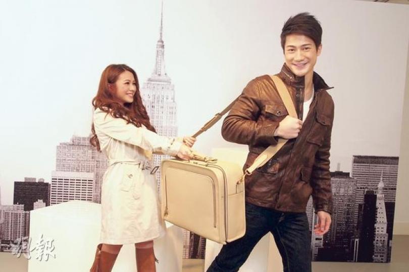 (JW)Classic Ling Trench$5950,(Arnold)Bleecker Leather Jacket$8500,(旅行箱)Legacy Archive Suitcase$9350。(攝影:梁迺楠)Legacy Perforated Leather Romy Satchel手袋容量大但輕身,是實用型用家的指定選擇。Classic Legacy Quilted Jacket $4950,Legacy Perforated Leather Romy Satchel$5250。(攝影 (JW)Classic Ling Trench$5950,(Arnold)Bleecker Leather Jacket$8500,(旅行箱)Legacy Archive Suitcase$9350。(攝影:梁迺楠)Legacy Perforated Leather Romy Satchel手袋容量大但輕身,是實用型用家的指定選擇。Classic Legacy Quilted Jacket $4950,Legacy Perforated Leather Romy Satchel$5250。(攝影