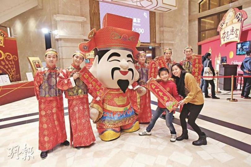 趁新年長假,一家人快來計劃到澳門來個短線遊,跟卡通財神拜年,「濠」玩一下。(林俊源攝)秘制土豆烤乳豬——選用大約3公斤的乳豬,以攝氏160度烤焗1小時,4人餐的乳豬大約為1/4隻,8人餐則有半隻供應。(林俊源攝)薯茸香焗馬介休——近海的葡萄牙出產很多海鮮,用鹽醃製鱈魚而成的馬介休是當地常吃的菜式,再配薯蓉同吃,十分惹味。(林俊源攝)葡軒新年4人套餐——套餐共有8款菜式,包括馬鈴薯豬肉炒蜆、海鮮沙律、奶油南瓜湯、葡式大雜燴、烤乳豬、薯茸香焗馬介休、澳葡特色炒飯和雞蛋布甸。(1988澳門幣)(林俊源 趁新年長假,一家人快來計劃到澳門來個短線遊,跟卡通財神拜年,「濠」玩一下。(林俊源攝)秘制土豆烤乳豬——選用大約3公斤的乳豬,以攝氏160度烤焗1小時,4人餐的乳豬大約為1/4隻,8人餐則有半隻供應。(林俊源攝)薯茸香焗馬介休——近海的葡萄牙出產很多海鮮,用鹽醃製鱈魚而成的馬介休是當地常吃的菜式,再配薯蓉同吃,十分惹味。(林俊源攝)葡軒新年4人套餐——套餐共有8款菜式,包括馬鈴薯豬肉炒蜆、海鮮沙律、奶油南瓜湯、葡式大雜燴、烤乳豬、薯茸香焗馬介休、澳葡特色炒飯和雞蛋布甸。(1988澳門幣)(林俊源