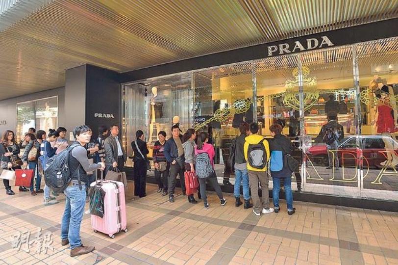 奢侈品商戶對前景未敢抱太大信心，不過本報1月底走訪廣東道購物旺點後，發現趁農曆新年假前來港消費的內地遊客仍不少，名店前依舊排起長長的人龍。（鄧宗弘攝）
