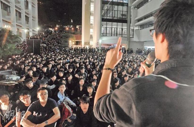 逾1500名港大學生及舊生昨晚在校園集會，呼籲同學杯葛學生會周年大選，指大選不合憲。有舊生表示憂慮港大學生會繼續赤化。有港大學生呼籲杯葛選舉（圖2），並要求會長陳冠康下台。（劉焌陶攝）