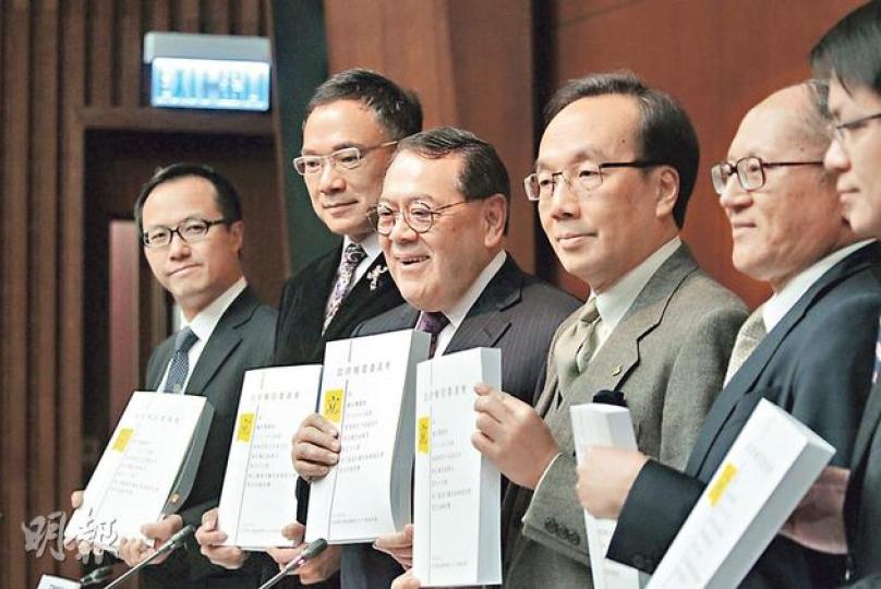 立法會政府帳目委員會昨發表報告，對政府規管私院不力表示「極度遺憾」。委員梁家傑（左四）未有直接回應政府容許仁安醫院起樓是否構成官商勾結，只稱政府制度有漏洞，致發展商（即恒基）可鑽空子。圖左起為委員梁繼昌、副主席謝偉俊、主席石禮謙、梁家傑、吳亮星、陳克勤。（郭慶輝攝）