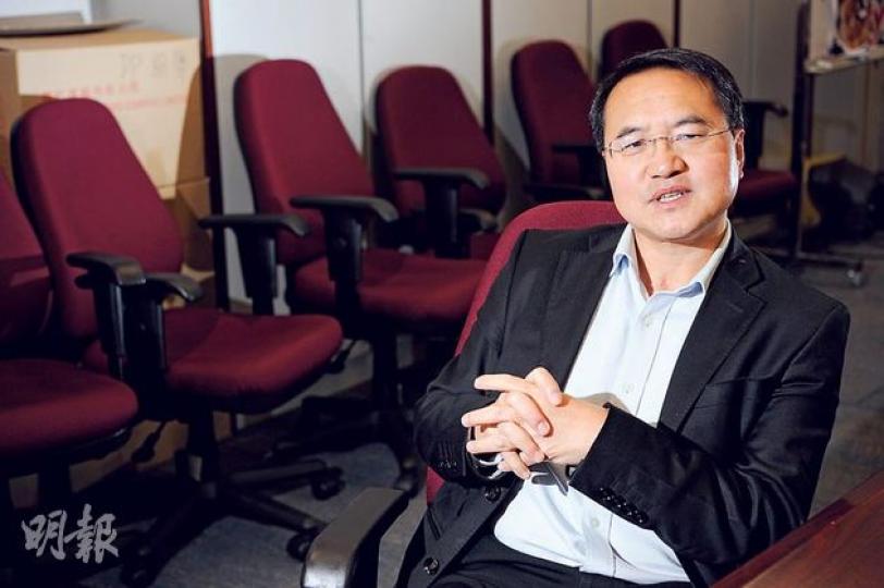 民主黨李永達上周在立法會民主黨辦公室接受訪問，透露即使沒有再當議員，仍常常回立法會和議員交換意見，且會列席民主黨的黨團會議。訪問當日政府收緊打擊奶粉出境政策，李永達便向現任議員黃碧雲獻計，指可向立法會秘書處的法律顧問，詢問政府研究修例的最快捷方法。    （葉思雅攝）