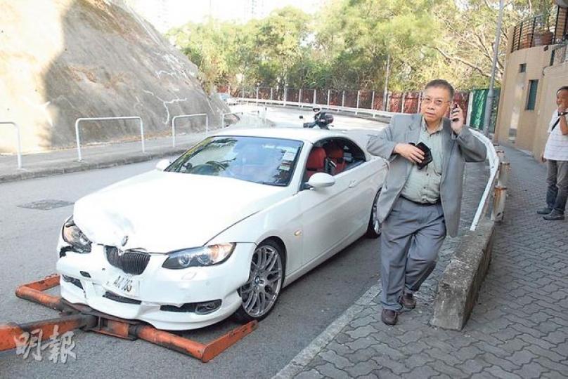 與翁靜晶座駕迎頭相撞的寶馬私家車。（伍浦鋒攝）