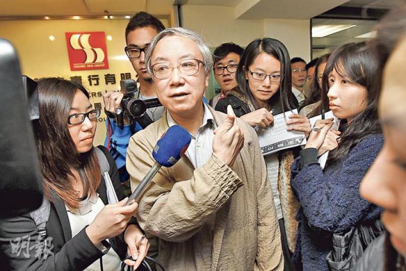 德褔五屍凶宅昨日拍賣，吸引凶宅大王伍冠流到場，惟業主開價未達伍氏心目中之理想價，故未有出價競投，而單位亦被迫收回。（李紹昌攝）