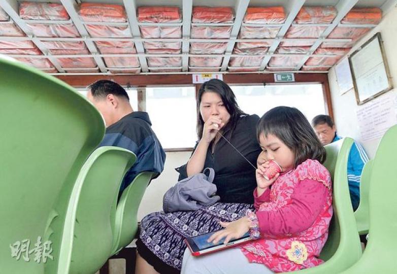 何太常與3歲半的女兒乘坐渡輪由西灣河往觀塘，當得悉該船上原來一件兒童救生衣也沒有，她表示感到擔心無法保障小童安全，她促請海事處及渡輪公司添置兒童救生衣。（鄧宗弘攝）