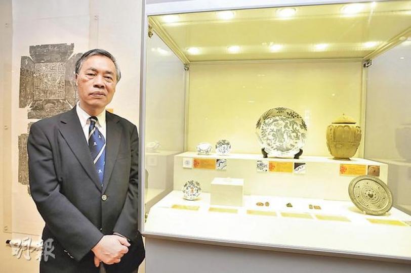 中大舉行有關蛇的文物展，館長林業強說，蛇由戰國時代是吉祥的神獸，到宋朝漸成為五毒之一，在文物上出現的次數愈來愈少，要搜集有關文物有一定困難。（葉家豪攝）