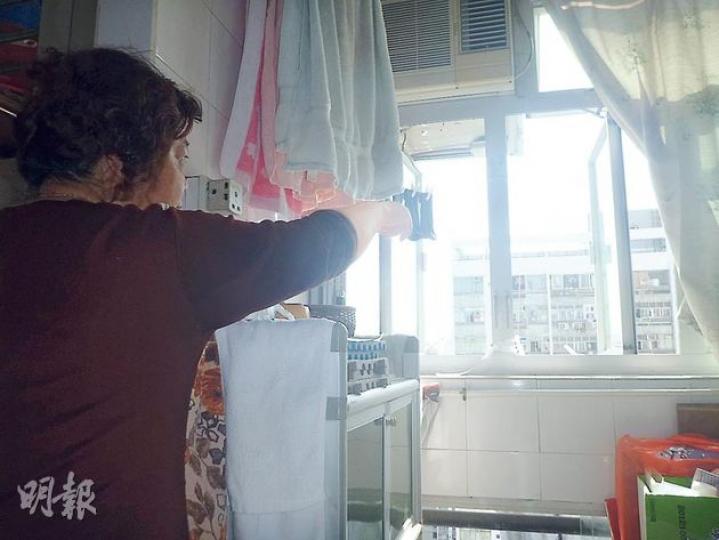 元朗朗屏邨女戶主（圖）兩周內兩度在大廳遭人以氣槍射擊，其中一次BB彈更打傷她左臂，她相信兇徒的是住在鳳屏樓一單位的短髮男子。（楊嘉欣攝）兩度遭氣槍射擊的朗屏邨燕屏樓姓胡女戶主昨與記者訴苦期間，又在洗衣機附近發現一粒白色氣槍BB彈，她擔心自己安全，希望警方盡快破案。（楊嘉欣攝）