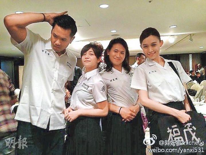 黑人(左一)與范范(右一)穿上校服歡迎陳妍希(左二)加盟。(微博圖片)黑人與范瑋琪送上禦寒衣物給長者添溫暖。(微博圖片) 黑人(左一)與范范(右一)穿上校服歡迎陳妍希(左二)加盟。(微博圖片)黑人與范瑋琪送上禦寒衣物給長者添溫暖。(微博圖片)