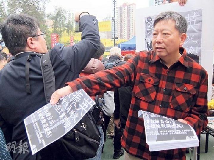 工黨主席李卓人批評，特首梁振英向《信報》發律師信有損香港核心價值，昨在維園年宵攤檔，向市民派發數千份練乙錚該篇涉事文章的複印本，直指若梁認為傳閱及複印該文都可對他構成誹謗，大可提出訴訟。（林凱旻攝）