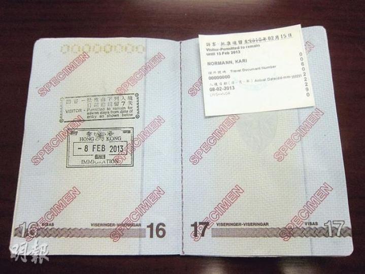 入境處擬於下月起推行入境免蓋章，旅客護照上的入境印章（左）將成為歷史，取而代之的是印有旅客姓名、逗留條件及期限的電子入境標籤（右）。（錢瑋琪攝）圖左的入境處印章自1961年起沿用至今，每名入境處人員都有其個別編號的「官印」。惟蓋章工作將由圖右的印刷機編印電子入境標籤代替。（錢瑋琪攝） 