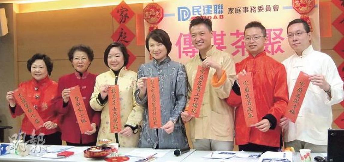 民建聯立法會議員李慧琼（左四）話，為咗送囡囡入好學校，迫不得已走上「怪獸家長」之路，安排佢去學琴、學游水。右三為深水埗區議員鄭泳舜。（林凱旻攝）