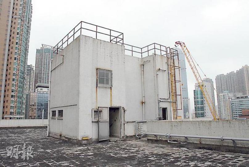 仁濟醫院正進行重建工程，一般人可輕易到達避雷帶被偷的天台，途中未有醫院職員攔阻。（雲錦鋒攝）