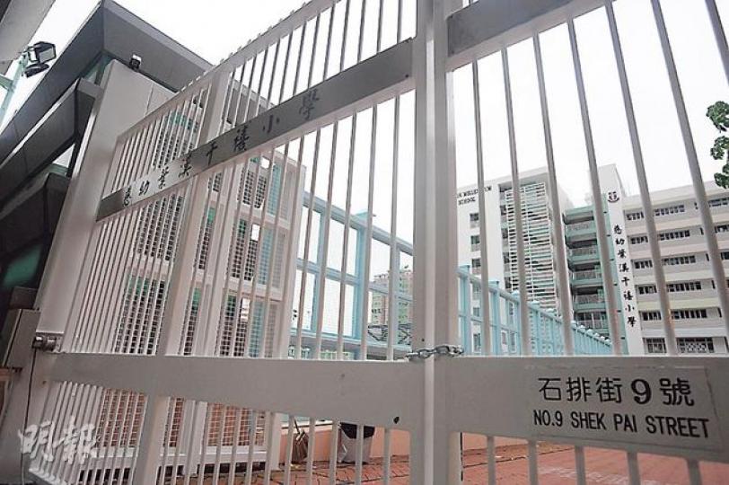 葵涌慈幼葉漢千禧小學揭發偷車案件，昨日凌晨兩名賊匪趁學校放年假期間，撬毁鎖頭潛入並偷駕一輛24座校巴逃去無蹤。學校大門置有閉路電視（圖左上角）。（樊銳昌攝）