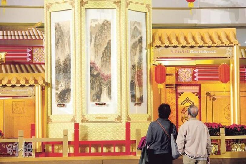 荷里活廣場展出的傅抱石畫作真偽受質疑，廣場獲借出展品的收藏家趙泰來聲明力證展品為真品，畫展昨日照常進行，吸引不少市民駐足欣賞。（尹錦恩攝）