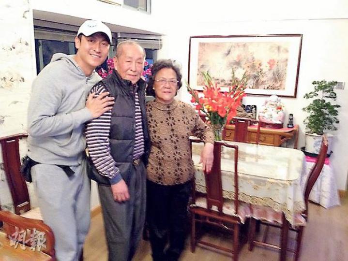 馬德鐘去年荷包豐滿,故實踐承諾買樓送給父母居住,一於做孝順仔。(攝影/記者:魏人) 馬德鐘去年荷包豐滿,故實踐承諾買樓送給父母居住,一於做孝順仔。(攝影/記者:魏人)